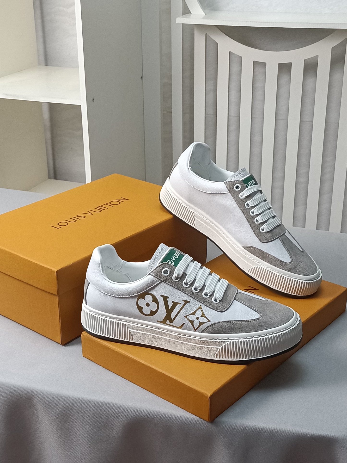 LOUIS VUITTON TRAINER LOW GOLD GRAY